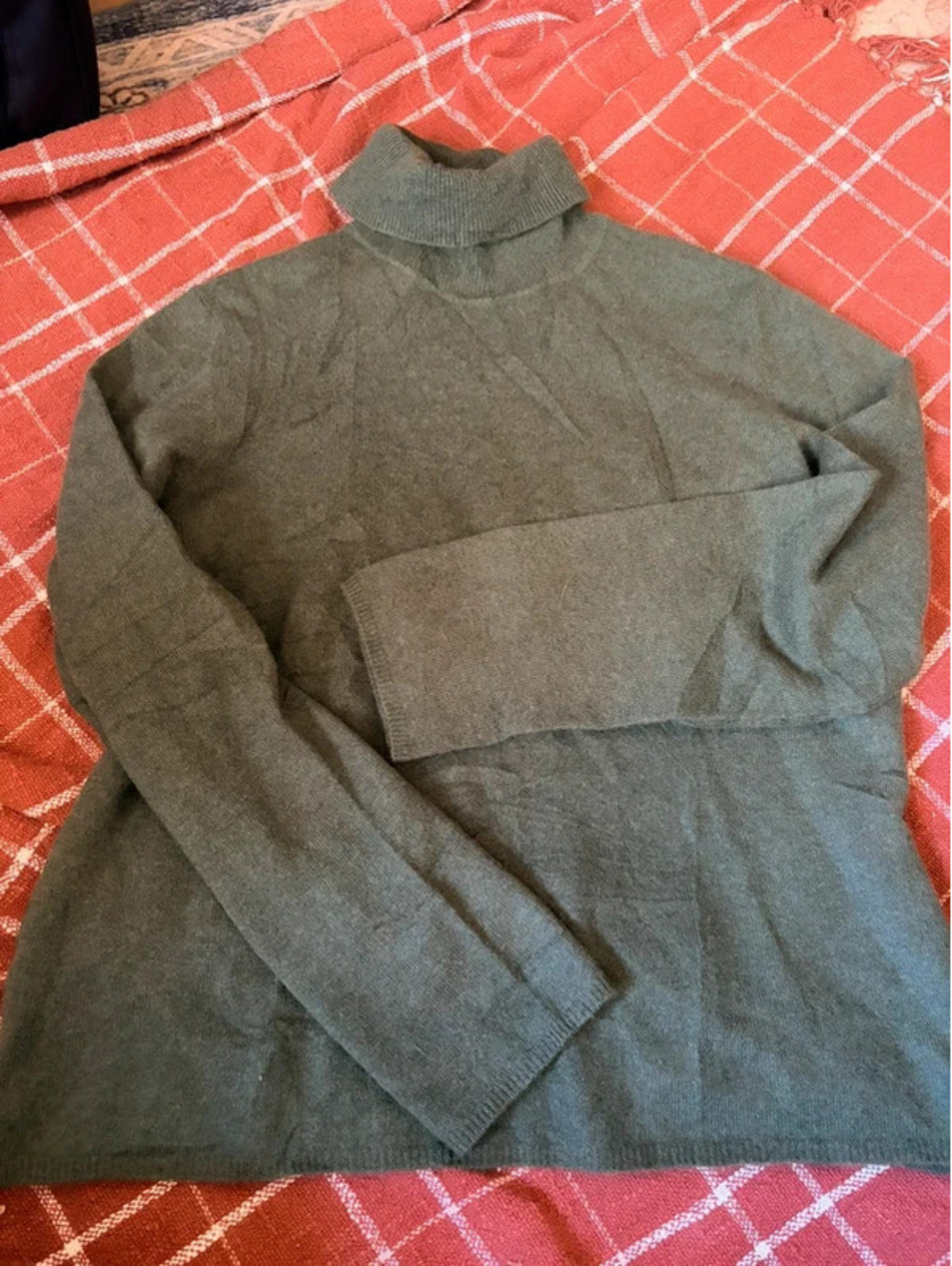 100% cashmere sweater green
